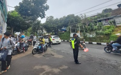 Garda Terdepan Keselamatan, Satpam MAN 1 Kota Sukabumi Sigap Atur Lalu Lintas Pagi Hari