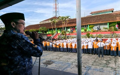 Bangun Semangat Kebangsaan: Upacara Bendera Senin MAN 1 Kota Sukabumi Berjalan Khidmat