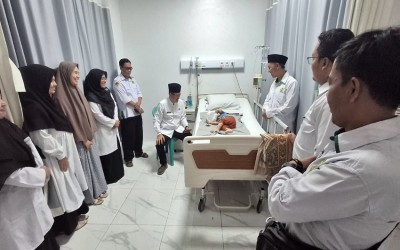 Wujud Solidaritas Keluarga, MAN 1 Kota Sukabumi Jenguk Putera Guru yang Dirawat di RS Asy-Syifa
