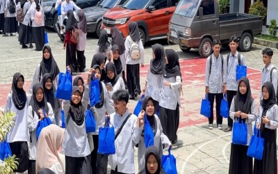 MAN 1 Kota Sukabumi Salurkan Paket MBG Menjelang Libur Idulfitri untuk Para Siswa