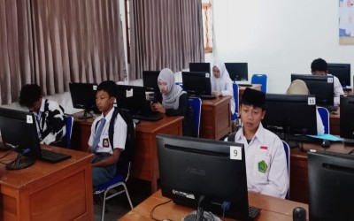 Jaringan Boleh Terganggu, Tapi Semangat OMI Sains 2025 Tetap Menggelora di MAN 1 Kota Sukabumi