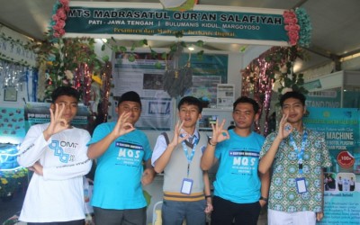 Dari Stand ke Stand, Tumbuh Persaudaraan: Peserta OMI Riset MAN 1 Kota Sukabumi Jaga Silaturahim di Ajang Nasional