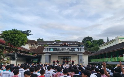 Bangun Semangat Pagi: Pembiasaan Senam Rutin Warnai Rabu Sehat di MAN 1 Kota Sukabumi