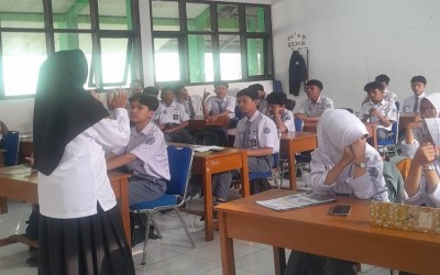 Senin Pagi Penuh Makna: Siswa MAN 1 Kota Sukabumi Dapat Motivasi dan Pembinaan Wali Kelas