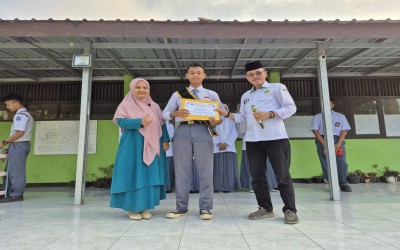 Apresiasi Generasi Literat: Kepala MAN 1 Kota Sukabumi Serahkan Penghargaan Duta Literasi