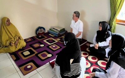 Wujud Kepedulian Keluarga Besar Madrasah, MAN 1 Kota Sukabumi Jenguk Guru yang Sedang Pemulihan Pasca Operasi