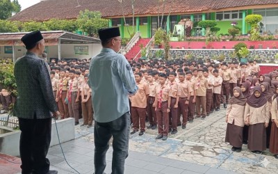 Bangun Disiplin dan Motivasi, Kepala MAN 1 Kota Sukabumi Pimpin Apel Pra-ASAS