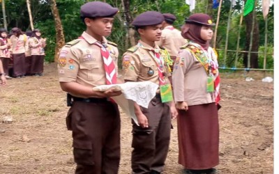 Membanggakan! Pramuka Putri MAN 1 Kota Sukabumi Terpilih dalam Penyematan Tanda Peserta Raimuna