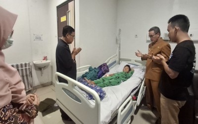 Menjenguk dengan Hati: MAN 1 Kota Sukabumi Tunjukkan Empati dan Kepedulian Nyata