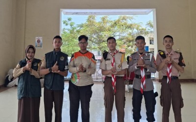 Pramuka MAN 1 Kota Sukabumi Siaga di Masjid Ramah Pemudik, Hadirkan Layanan “MENYALA”