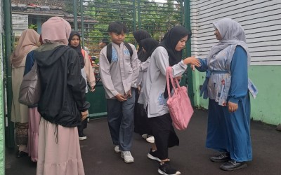 Senyum Pagi di Gerbang Madrasah: Budaya 3S MAN 1 Kota Sukabumi Tanamkan Karakter Sejak Datang