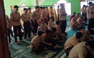 Langit Mendung, Hati Terang: Siswa MAN 1 Kota Sukabumi Jalani Pembiasaan Ibadah di Masjid Daruttarbiyahâ