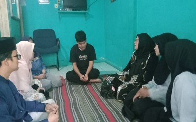 Pererat Silaturahmi dan Dukungan Moral, Civitas Akademika MAN 1 Kota Sukabumi Jenguk Murid Sakit di Baros