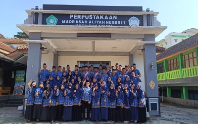 Khidmat dalam Pengabdian: Upacara Hari KORPRI ke-54 di MAN 1 Kota Sukabumi