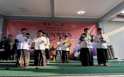 Meneladani Isra Mikraj Lewat Sholawat, Tim Hadroh MAN 1 Kota Sukabumi Tampil Penuh Khidmat