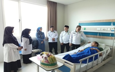Menjaga Silaturahmi dan Kepedulian, MAN 1 Kota Sukabumi Jenguk Kasi Penmad di RS Primaya