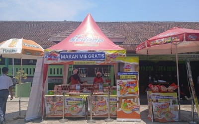 MAN 1 Kota Sukabumi dan Mie Sedaap Bagikan 280 Porsi Mie Siap Saji, Ciptakan Suasana Ceria di Madrasah