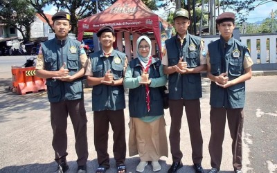 Hari Kedua, Pramuka MAN 1 Kota Sukabumi Tetap Siaga di Pos Terpadu Idulfitri 1447 H
