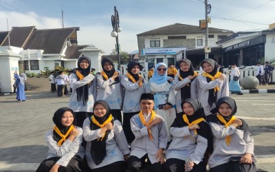PMR Wira MAN 1 Kota Sukabumi Berpartisipasi dalam Apel Hari Santri Nasional 2025 Tingkat Kota Sukabumi