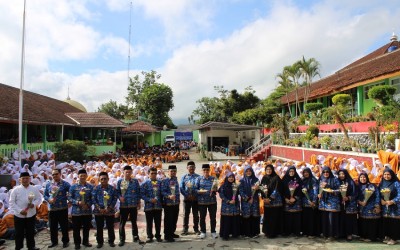 Merawat Semesta dengan Cinta: MAN 1 Kota Sukabumi Peringati Hari Guru Nasional dengan Penuh Makna