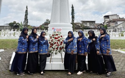 Jejak Doa di Pusara Pahlawan: Wujud Rasa Syukur dan Hormat Guru MAN 1 Kota Sukabumi